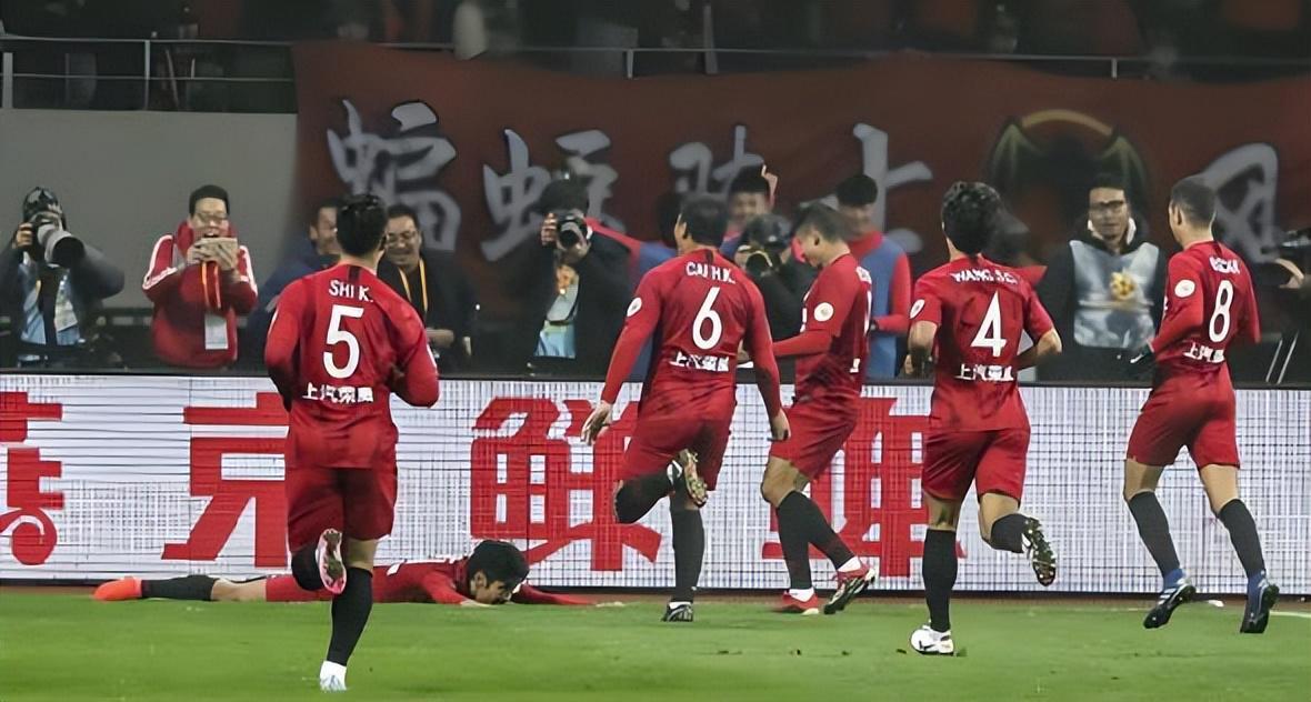 开云体育下载管理-他上一轮刚为上港进绝杀，为何本轮德比战却一分钟没上，引发热议